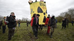 Une quinzaine de militants anti-nucléaires campent en permanence sur le site.