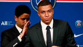 Nasser Al-Khelaïfi et Kylian Mbappé en 2022 au moment de sa prolongation au PSG