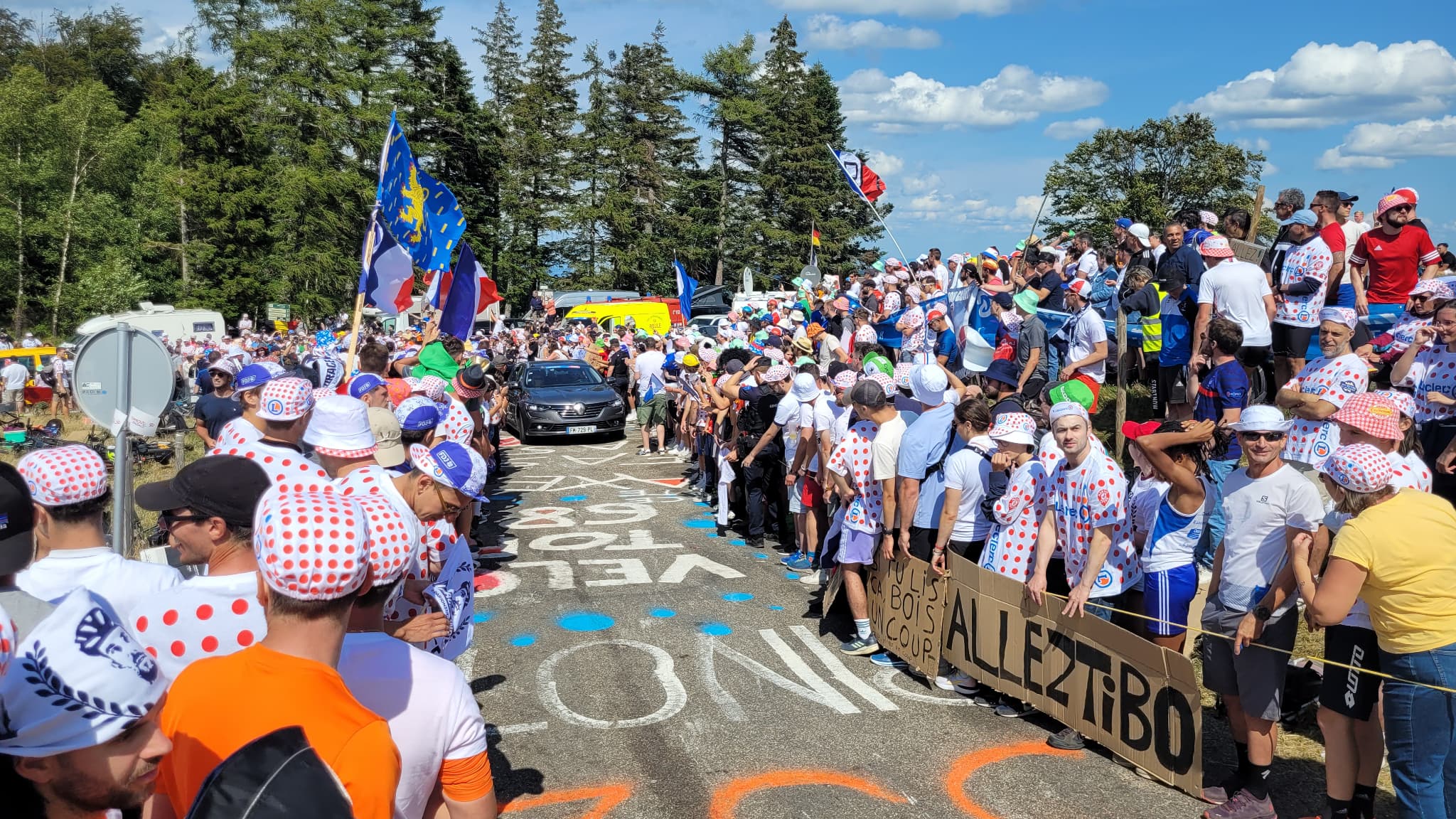 Des supporters de Thibaut Pinot le 22 juillet 2023 sur le Tour de France