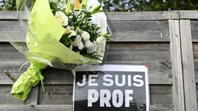 Près de l'établissement scolaire où enseignait Samuel Paty, à Conflans-Sainte-Honorine (près de  Paris), trois ans après son assassinat et trois jours après l'assassinat du professeur 
Dominique Bernard, à Arras, pour la journée d'hommage aux enseignants le 16 octobre 2023