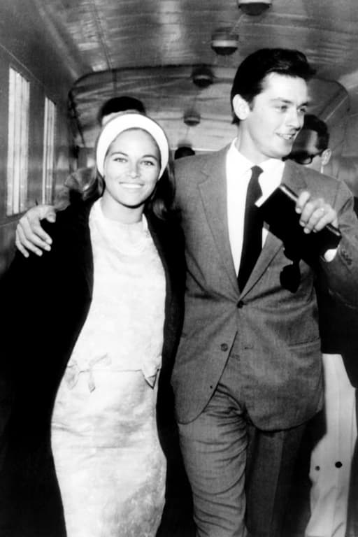 Nathalie et Alain Delon embarquent sur le France au lendemain de leur mariage, au Havre le 14 août 1964