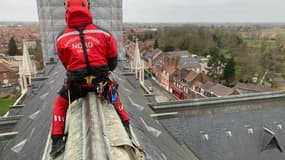 Un sapeur-pompier du Nord en intervention sur le toit d'une église à Estaires, après le passage de la tempête Franklin, le 20 février 2022