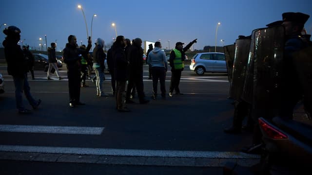 Des chauffeurs VTC à l'aéroport d'Orly ce 17 décembre. 