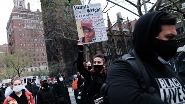 Des manifestants en train de protester contre la mort de Daunte Wright, un jeune homme noir mort dimanche près de Minneapolis.