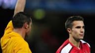 L'arbitre français ici face à l'attaquant néerlandais Robin Van Persie lors d'un match de Ligue des Champions.