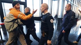 Un homme est raccompagné à l'extérieur du tribunal de Nantes, lundi 24 janvier, alors que se tient le procès de cinq manifestants.