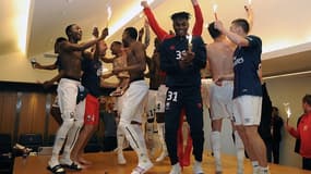 Les joueurs de Caen font la fête dans le vestiaire du Parc