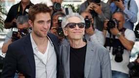 Le réalisateur canadien David Cronenberg (à droite) présente à Cannes le film "Cosmopolis", avec dans le rôle principal, Robert Pattinson (à gauche), une adaptation à l'écran d'un roman de Don deLillo. /Photo prise le 25 mai 2012/REUTERS/Christian Hartman