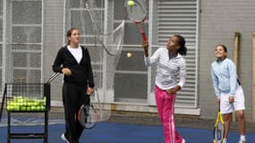 Des jeunes pratiquantes de tennis. (Illustration)