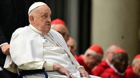 Le pape François fait une apparition surprise à la fin de la messe du dimanche des Rameaux sur la place Saint-Pierre au Vatican, le 13 avril 2025.