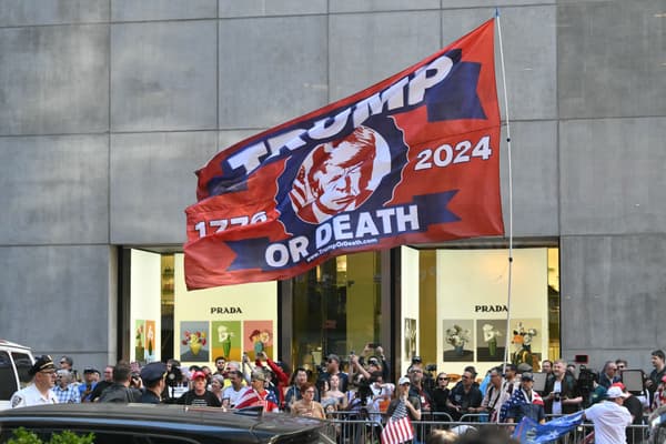 Des partisans de Donald Trump massés devant la Trump Tower, le 31 mai 2024