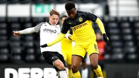Youssoufa Moukoko au duel avec Liam Thompson lors d'un match de Youth League Derby-Dortmund, le 11 février 2020