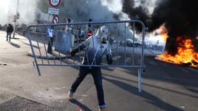 Les forains ont bloqué les ponts de Rouen et brûlés des pneus sur les voies.