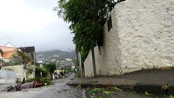 Des débris jonchent les rues comme ici à Saint-Denis.