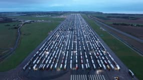 Des centaines de camions stockés sur la piste de l'aéroport de Manston, dans le Kent, après la fermeture des frontières avec le Royaume-Uni.