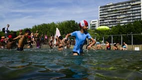 Pour la deuxième année, les Parisiens peuvent se baigner dans le bassin de la Villette.