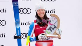 Romane Miradoli sur le podium du Super-G de La Thuile (Italie), le 14 mars 2025.
