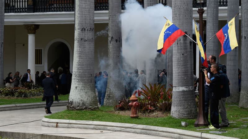 Des partisans du président Nicolas Maduro envahissent l'enceinte du Parlement à Caracas, au Venezuela, le 5 juillet 2017