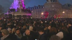 Plusieurs milliers de personnes rassemblées place de la République à Paris pour protester contre la réforme des retraites mardi 21 mars 2023.