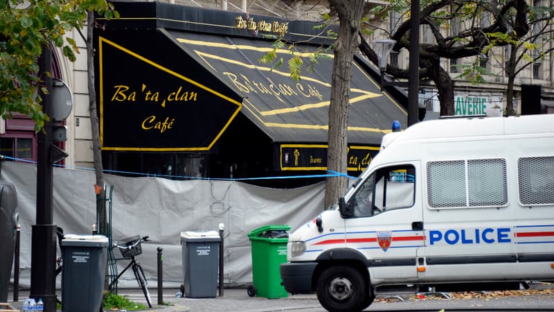 Des policiers devant le Bataclan, le 16 novembre 2015, trois jours après les attentats à Paris.
