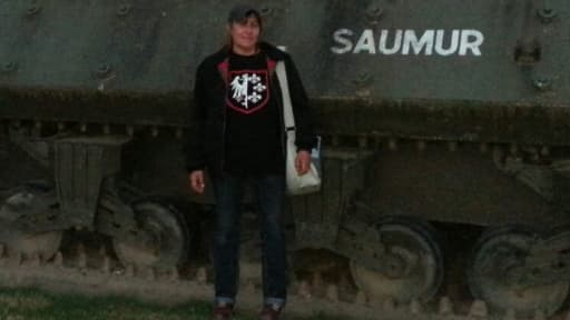 La candidate FN portant un tee-shirt de la Waffen-SS.