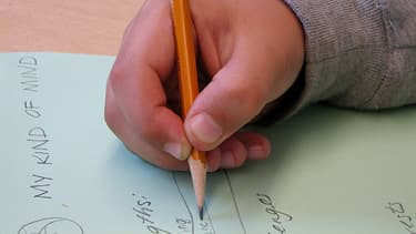 Cet enfant sait tenir son crayon correctement.