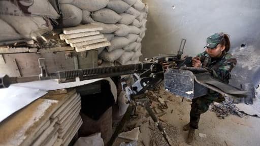 Une militaire syrienne près de Damas le 25 mars 2015