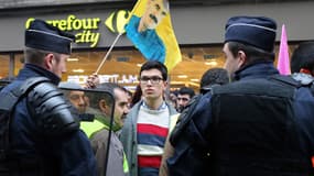 Plusieurs centaines de personnes ont manifesté devant le centre d''information kurde à Paris, après le meurtre de trois femmes.