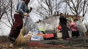 Un camp de Roms à Lille. La scolarisation des enfants roms reste défaillante en France, trois ans après un rapport du Conseil de l'Europe qui l'avait invitée à trouver "d'urgence" des solutions pour la garantir, estime l'organisation basée à Strasbourg. /