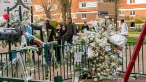 Des habitants de Calais rendent hommage à Chloé, dans le square où elle a été enlevée.