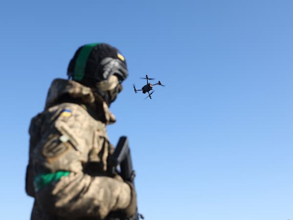 Des militaires ukrainiens lancent un drone non loin de la ville ukrainienne de Bakhmout, dans la région de Donetsk, le 25 janvier 2023