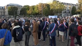 Élus, citoyens et membres représentants des institutions juives se rassemblent ce lundi 9 octobre dans le centre de Lille après les attentats meurtriers survenus en Israël.