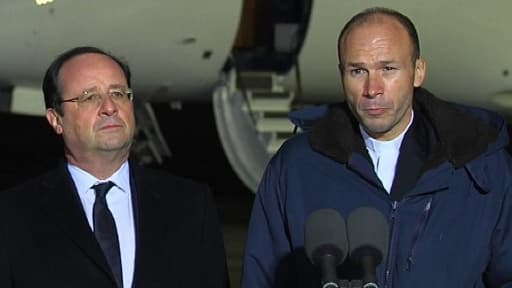 Le père Georges et François Hollande, mercredi 1er janvier 2014, à l'aéroport de Villacoublay.