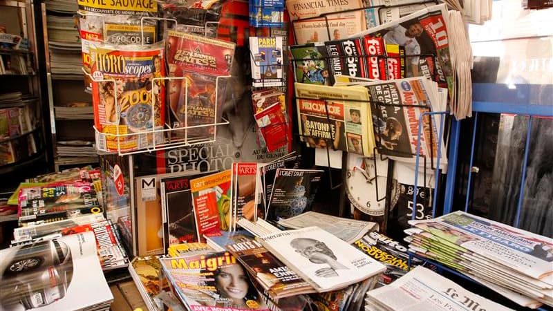 Les patrons du Syndicat de la Presse quotidienne nationale (SPQN) ont décidé de ne pas faire paraître leurs titres mercredi après une nouvelle grève annoncée au sein de la société de distribution Presstalis. /Photo d'archives/REUTERS/Benoît Tessier