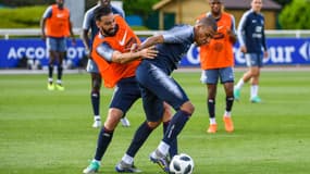 Adil Rami et Kylian Mbappé, à Clairefontaine le 30 mai 2018