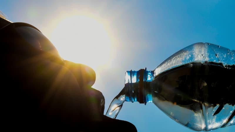 Une personne boit de l'eau