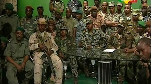 Allocution des militaires maliens rebelles à la télévision nationale. La France a annoncé jeudi qu'elle suspendait ses principales coopérations avec le Mali, après une mutinerie militaire qui tourne au coup d'Etat dans ce pays africain./Image diffusée le
