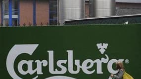 Employés et chauffeurs de la brasserie danoise Carlsberg ont observé une deuxième journée de grève jeudi pour protester contre la limitation de la consommation de bière à la seule pause déjeuner. /Photo d'archives/REUTERS/Nigel Roddis