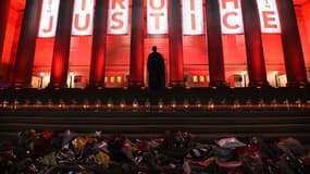 Des fleurs devant St. George's Hall (Liverpool) pour commémorer le drame de Hillsborough
