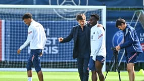 Arnaud Kalimuendo et Leonardo à l'entraînement du PSG