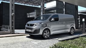 Avec sa gamme de véhicules utilitaires 100% électriques, Peugeot affiche une ambition, celle de faciliter la vie des professionnels qui lui font confiance. Dans un quotidien où les contraintes s’accumulent jour après jour, il est en effet précieux de pouvoir compter sur son outil de travail et ce quel que soit le contexte.