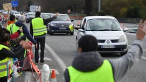 Barrage de gilets jaunes sur une route près de Marseille (Bouches-du-Rhône) - image d'illustration