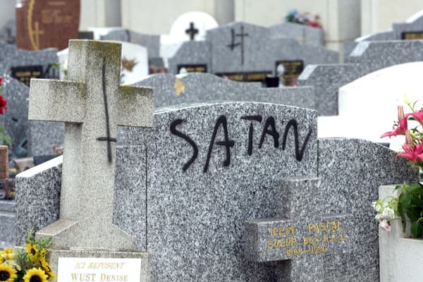 Tombe taguée du mot "Satan" en 2008 à Elne, dans les Pyrénées-Orientales Tombe taguée du mot "Satan" en 2008 à Elne, dans les Pyrénées-Orientales