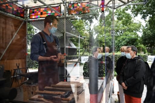 Un forgeron explique son travail et montre les gestes médiévaux à des visiteurs, le 5 juin 2020 devant la basilique de Saint-Denis Un forgeron explique son travail et montre les gestes médiévaux à des visiteurs, le 5 juin 2020 devant la basilique de Saint-Denis