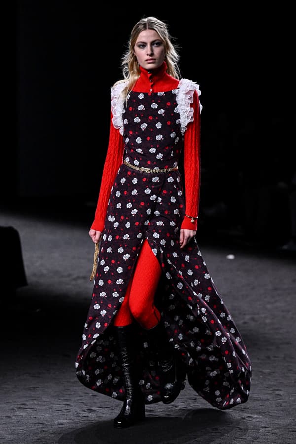 Pour son défilé automne-hiver 2023 à Paris, Chanel explore le camélia sous  toutes ses coutures