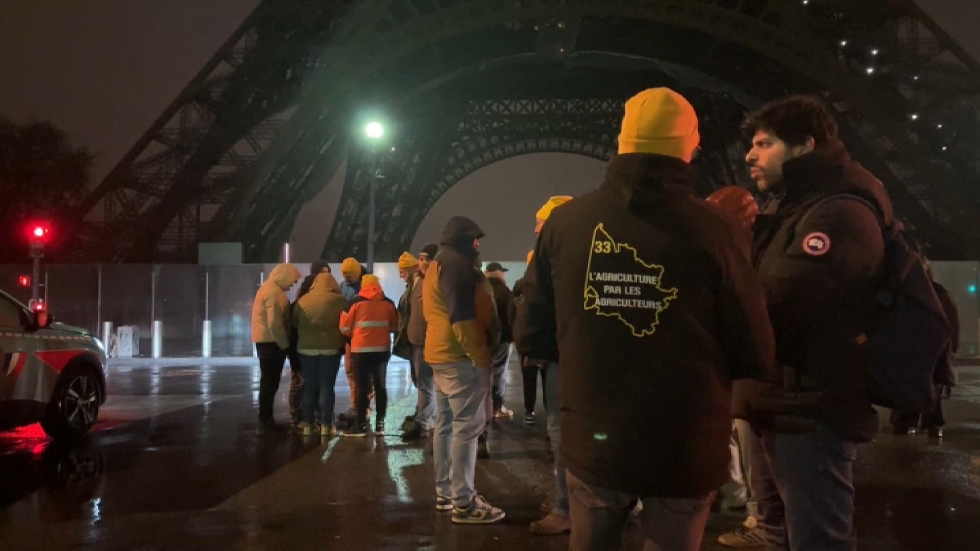 Les images des tracteurs d'agriculteurs en colère sous la tour Eiffel, le 8 janvier 2025.