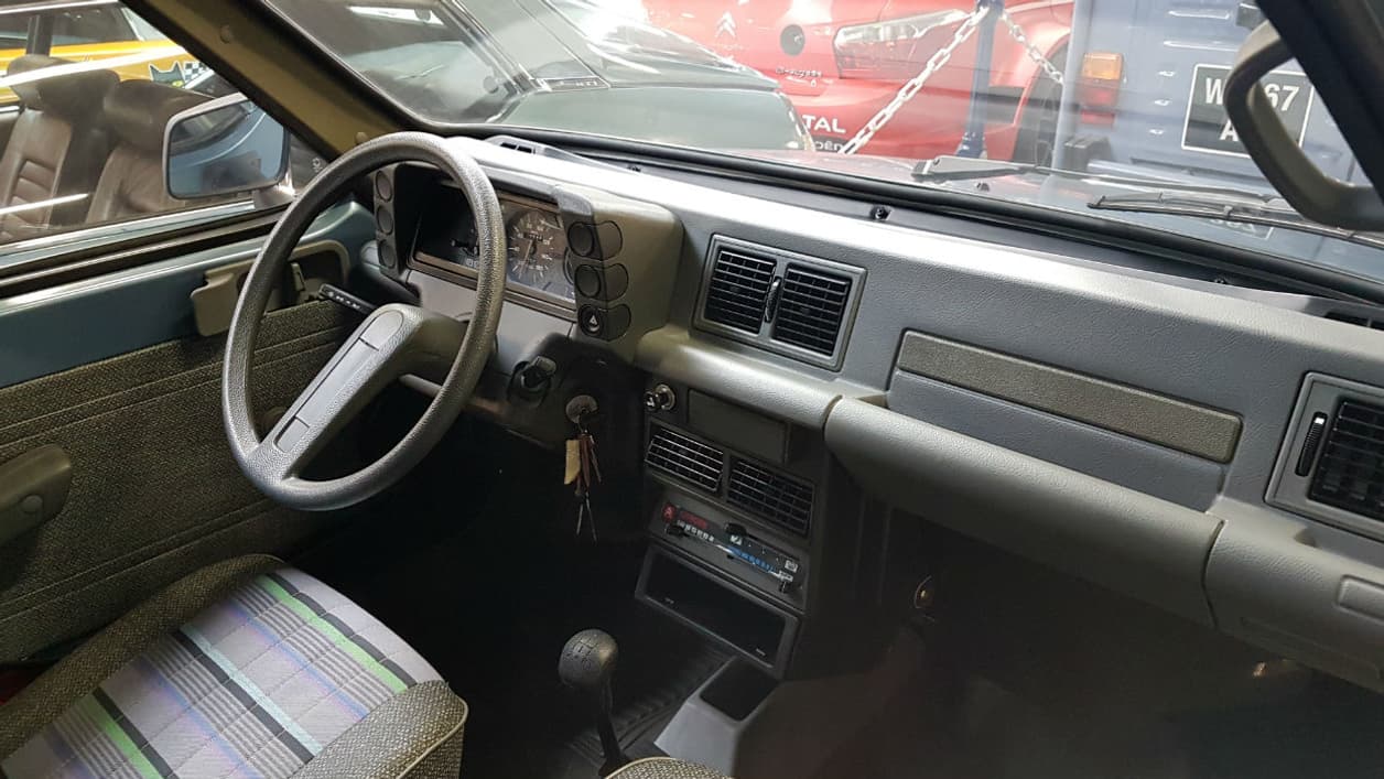 A l'intérieur du C15, un volant de Visa... normal vu que l'utilitaire reprend l'architecture de la citadine. A l'intérieur du C15, un volant de Visa... normal vu que l'utilitaire reprend l'architecture de la citadine.