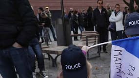 Des enfants parés de casquette de policiers, ce samedi, lors d'un rassemblement à Evry
