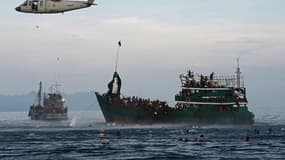 300 migrants à bord d'un bateau qui a quitté la Birmanie deux mois auparavant, le 14 mai 2015