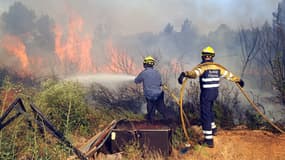 Des pompiers près de Figueres en Espagne.